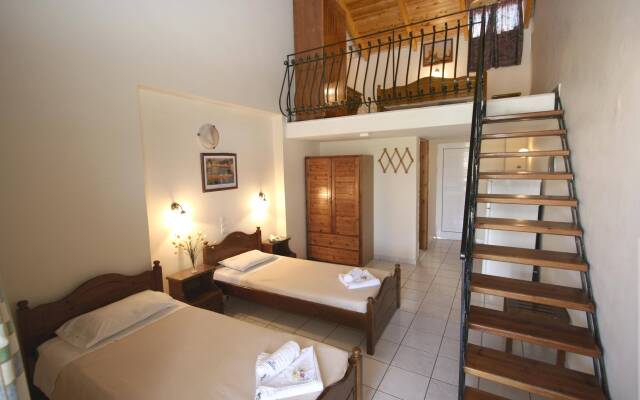 Апартаменты Village Inn Studios & Family Apartments комната для гостей
