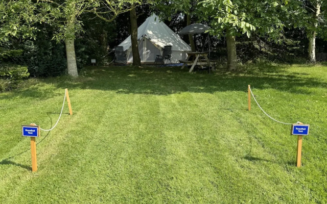 Spacious Bell Tent at Herigerbi Park, Lincolnshire