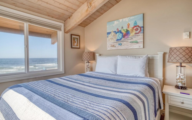 Breathtaking Ocean Views and Luxurious Comfort - Charming Beach Retreat