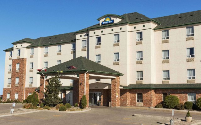 Отель Days Inn by Wyndham Saskatoon Канада, Саскатун - отзывы, цены и фото номеров - забронировать отель Days Inn by Wyndham Saskatoon онлайн вид на фасад