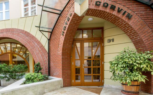 Отель Corvin Hotel Budapest - Sissi wing Венгрия, Будапешт - 2 отзыва об отеле, цены и фото номеров - забронировать отель Corvin Hotel Budapest - Sissi wing онлайн вид на фасад