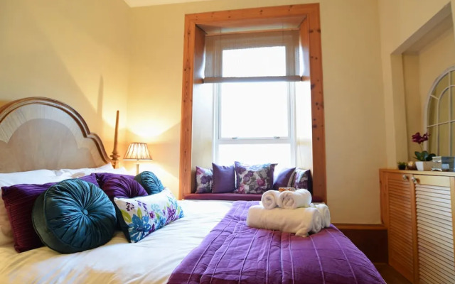 JOIVY Gorgeous Two Bedroom Apartment With Castle Views