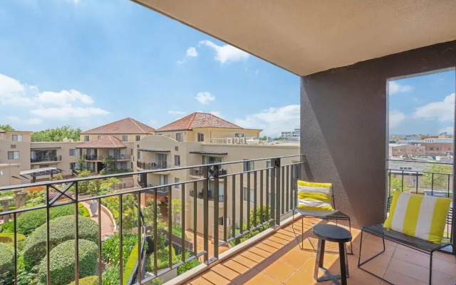 Sleek 2-bed Apartment in Vibrant Kingston