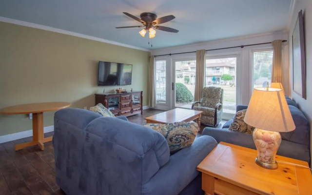 Two-story Condo With Private Deck, Wifi and Courtyard Pool Access