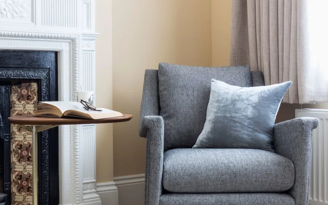 5BR Family Home in Leafy SW London