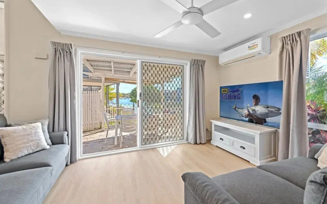 Family-friendly Flat With Balcony Views