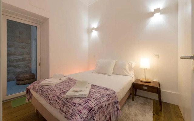 LovelyStay - Cozy Duplex with Patio right off train&metro station