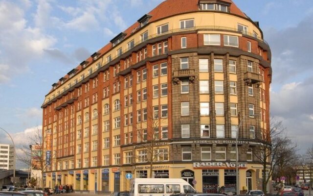 Отель a&o Hamburg Hauptbahnhof вид на фасад