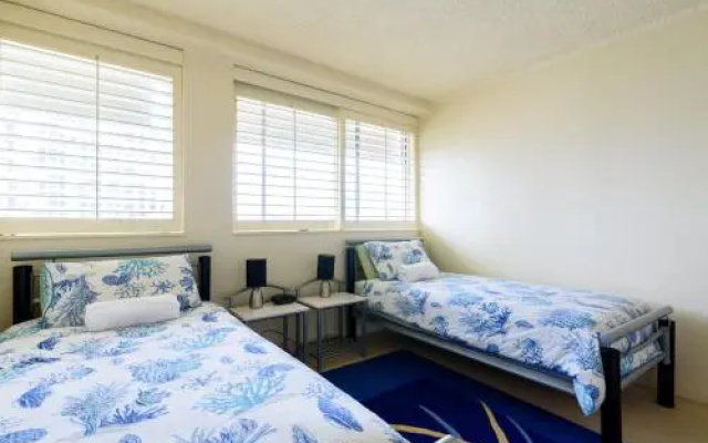 Main Beach Waterfront Apartment
