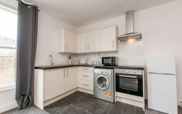 1 Bed Flat in Pedestrianized High Street