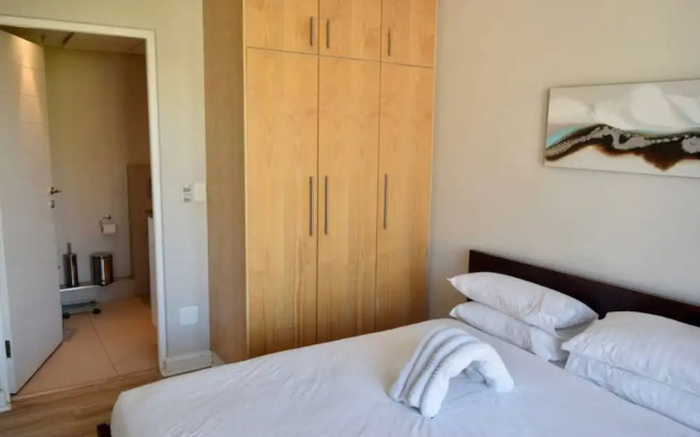 Relaxing 2 Bedroom Rockwell Apartment Suite
