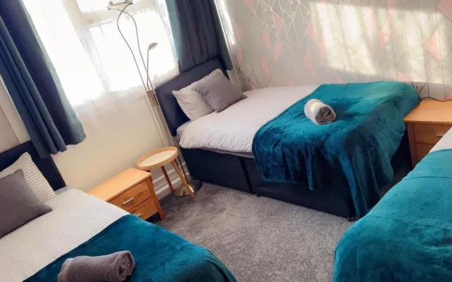 Smethwick - House - Sleeps 8 - Parking