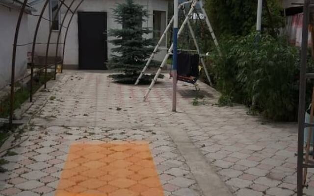 Отель Guest house Fatima Кыргызстан, Каракол - отзывы, цены и фото номеров - забронировать отель Guest house Fatima онлайн вид на фасад
