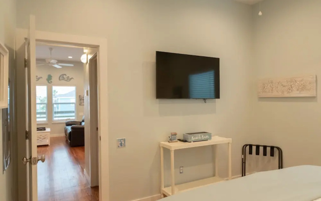 Turquoise Treehouse 2 Bedroom Home
