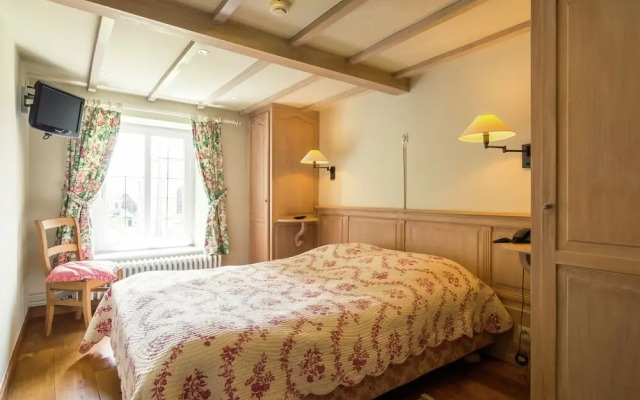 Vintage Holiday Home With Swimming Pool In Saint-Hubert