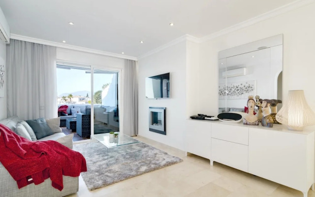 AGC28- 2 bedroom apt walking distance to beach