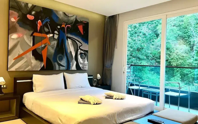 Emerald 521 - Studio With Balcony and Shared Pool