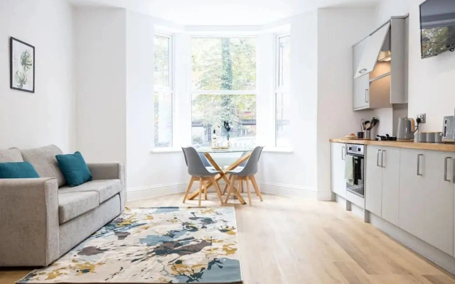 NEW Spacious Flat Ideal for Business Sleeps 4