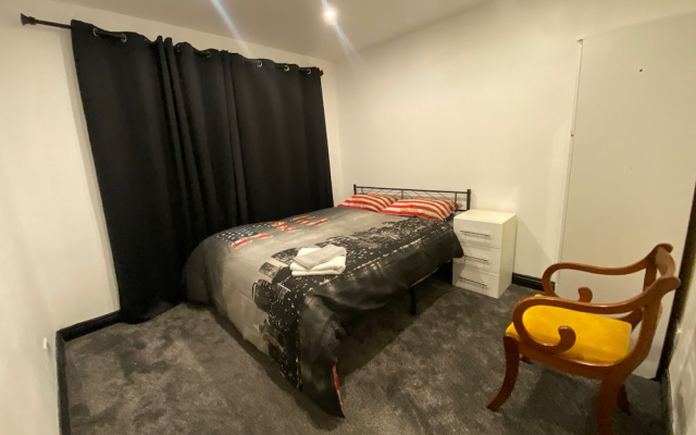2 Bed House - Sleeps 4 - Garden - Parking - Wifi