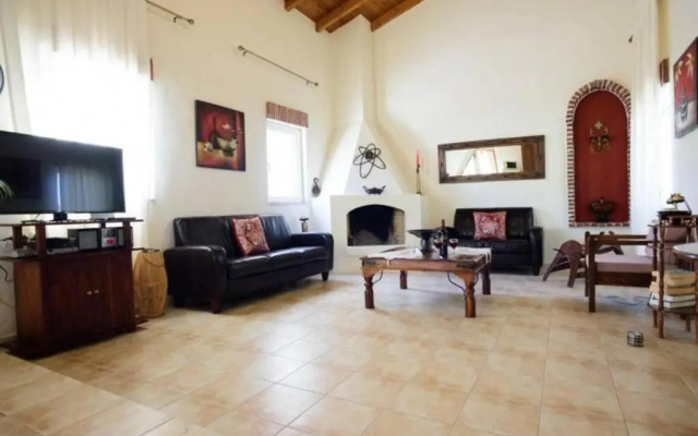 Traditional House 2 with Pool