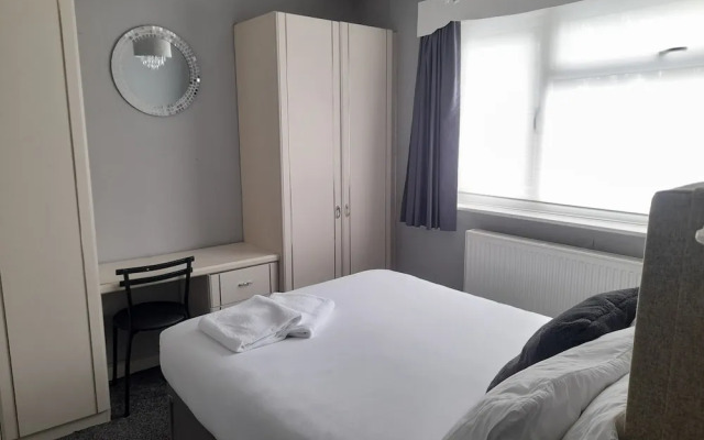 Bright 4-bed House 15 min to Manchester Centre