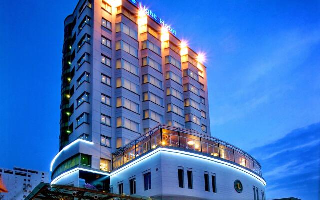 Отель The Light Hotel & Spa Вьетнам, Нячанг - 1 отзыв об отеле, цены и фото номеров - забронировать отель The Light Hotel & Spa онлайн вид на фасад