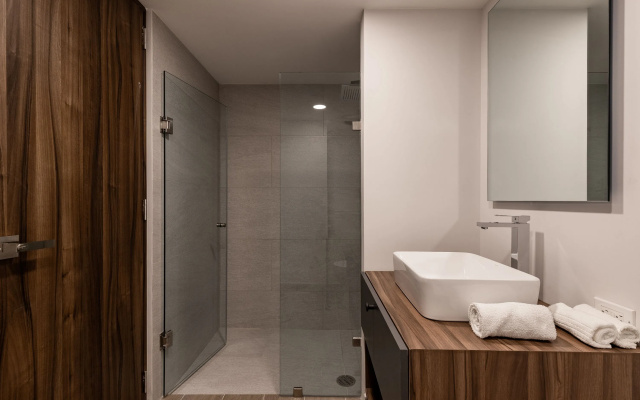 Casai Roma 1 BR Bright Condo