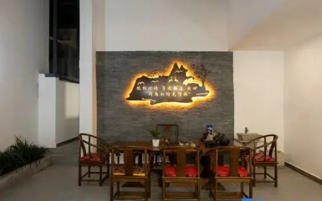 Three Sisters Wenquan Homestay
