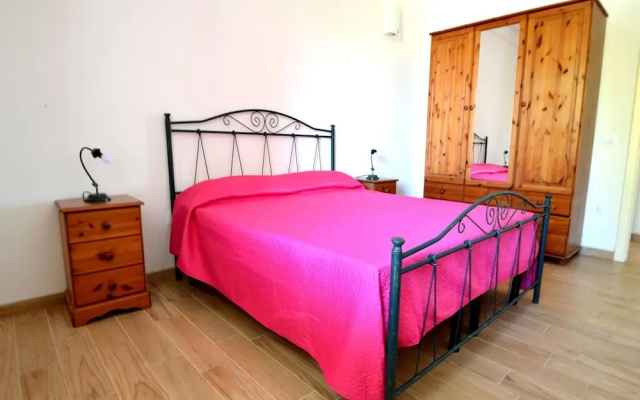 Air-conditioned Apartment Near The Beach With Spacious Balcony & Garden, Pets