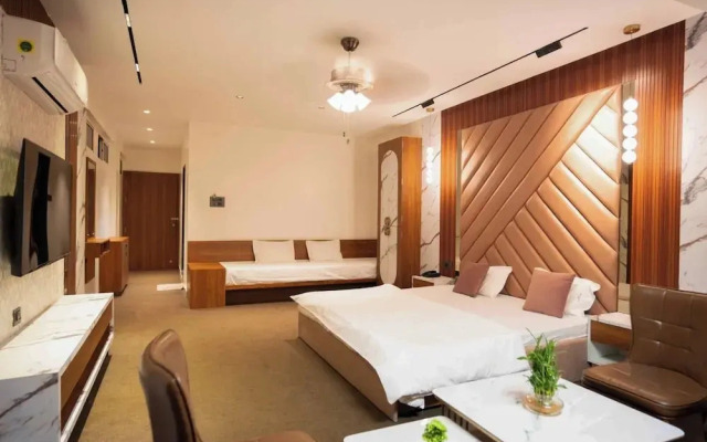 Majestic Inn
