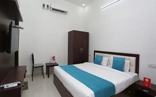 C D Guest House By OYO Rooms