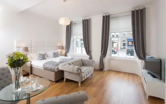 Edinburgh Castle Apartments and Suites