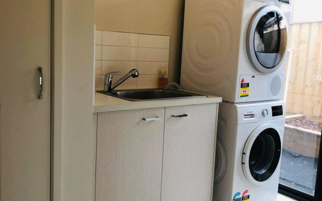 Seabreeze Haven -Wifi, Netflix, pet friendly beach house