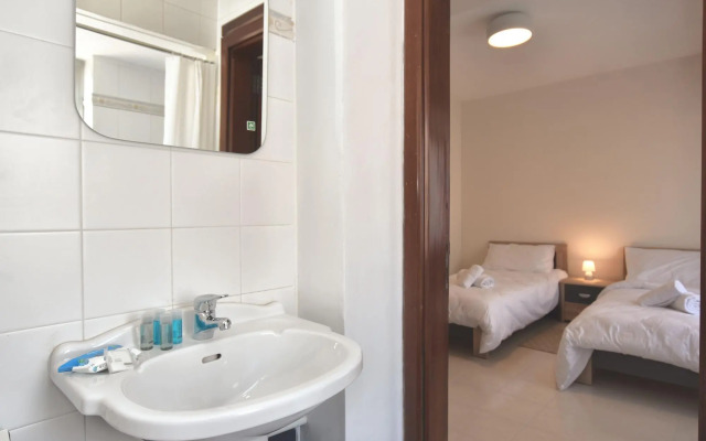 Bright and Spacious 2 Bedroom Apartment with Harbour View - 3