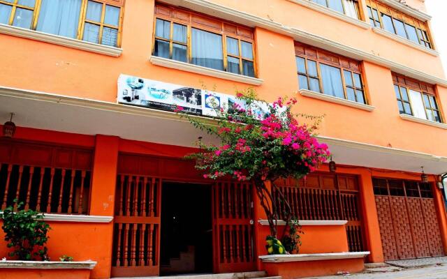 Hotel Corona Zihuatanejo вид на фасад