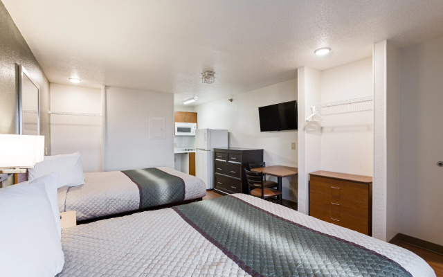 HomeTowne Studios by Red Roof Detroit - Livonia