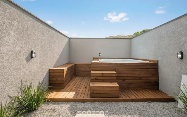 House w/ BBQ and Jacuzzi Adr0002