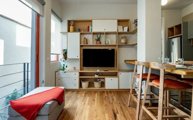 Hip, Tech Top Floor Apt, w/ Private Terrace