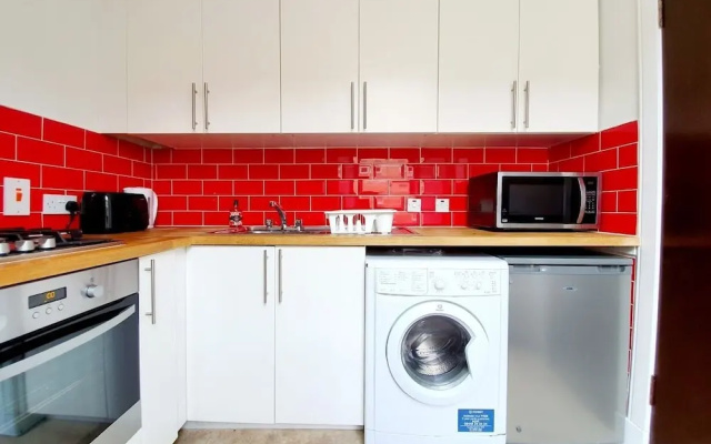 Bright Cosy Flat Close by Tourist Spots