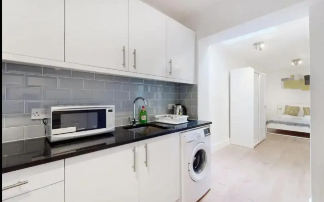 New Spacious 1 bed studio flat in Aldgate