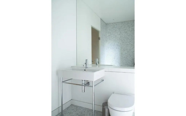 Light and functional flat in Chelsea, by Kings Road