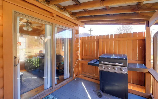 Pet-friendly Damascus Cabin w/ Deck & Mtn Views!