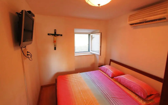 Seafront vacation house w JACUZZI 5 meters from beach