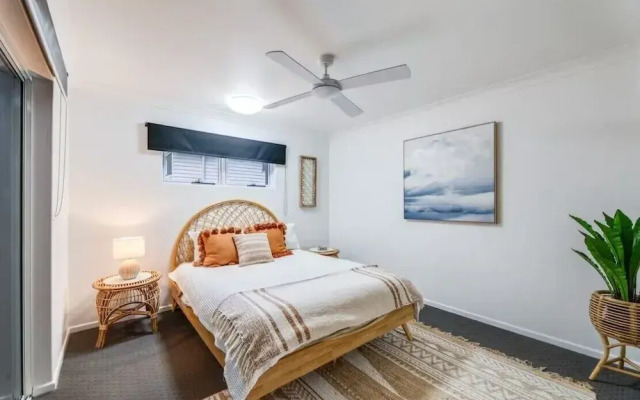 6 Bedroom Oasis in Burleigh Heads