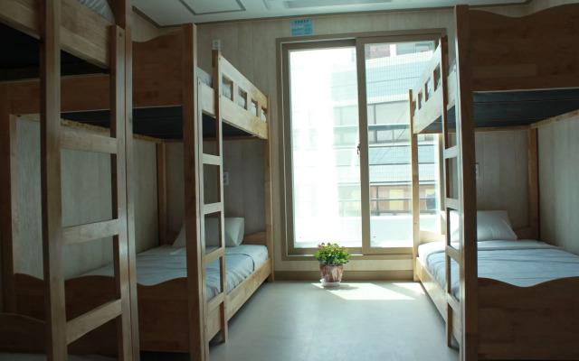 1% Hostel