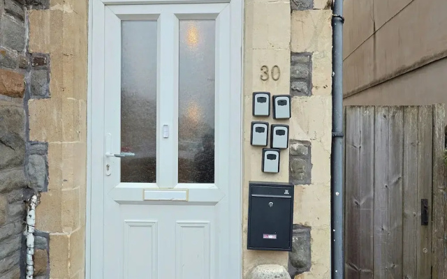 Cardiff Guesthouse & On-Street Parking