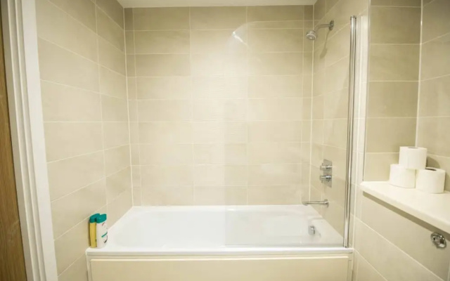 Large And Modern 2 Bedroom Flat With City Views