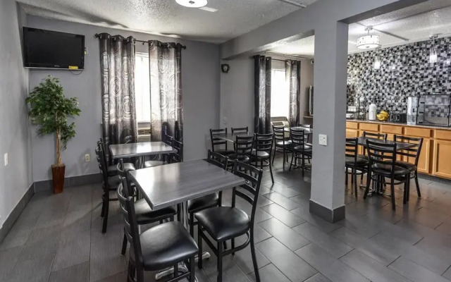 Travelodge By Wyndham Muskegon