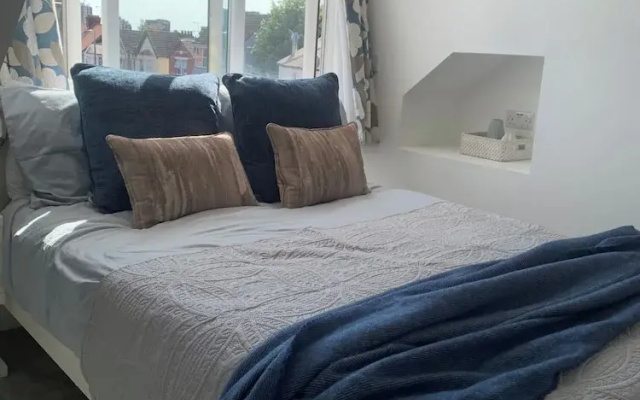 Seaside Chic Loft Apartment in Leigh-on-sea