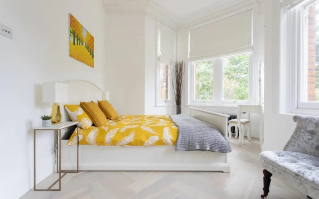 London Apartment- 4 Bedrooms-garden and Parking